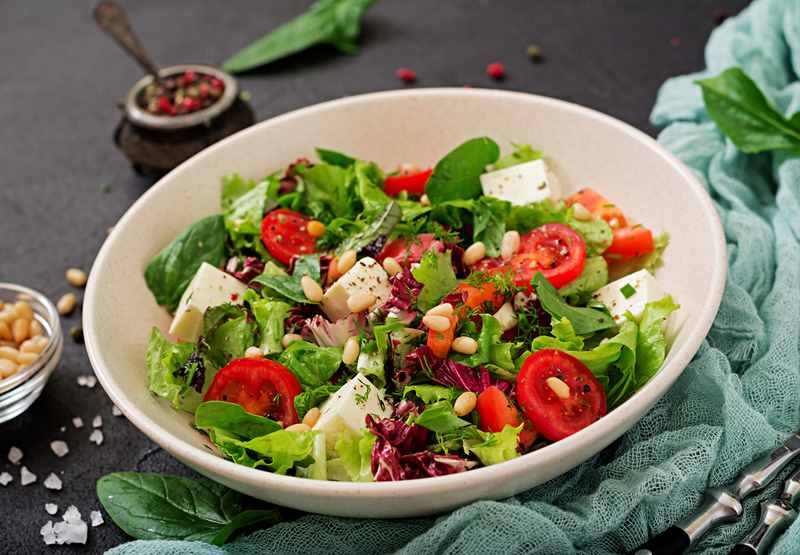 Spinach and berry salad